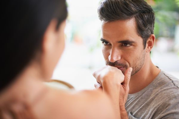 ¿Qué significa que un hombre te bese la mano?